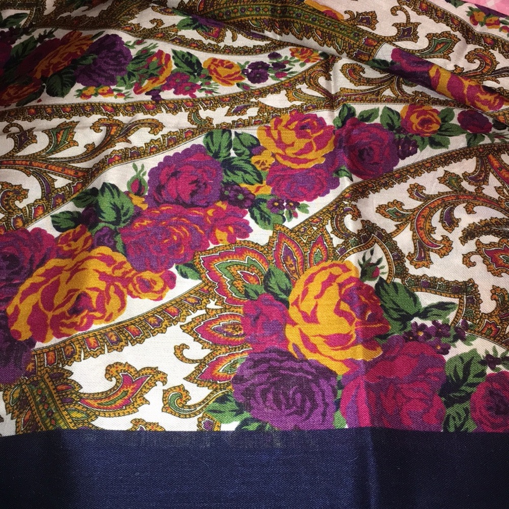 🎈SALE🎈🧣SCARF #32 “REGAL ROSES”🧣